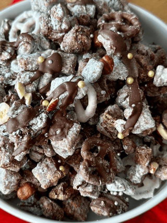 Festive Holiday Muddy Buddies Recipe